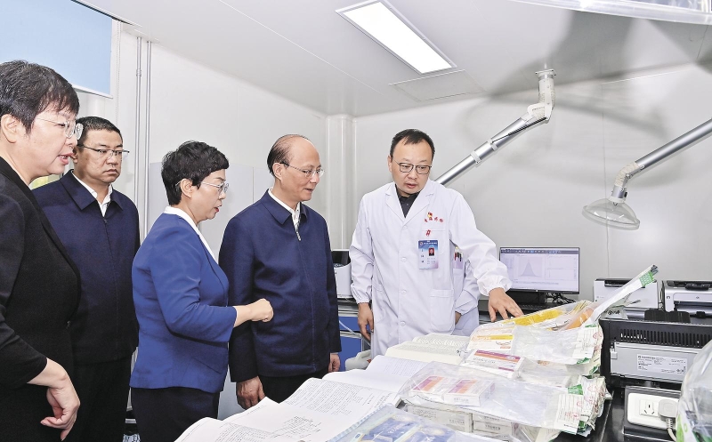 8月11日,省委书记、省人大常委会主任吴晓军专题调研进出口岸管理和对外开放工作。本报记者 王湘琳 摄